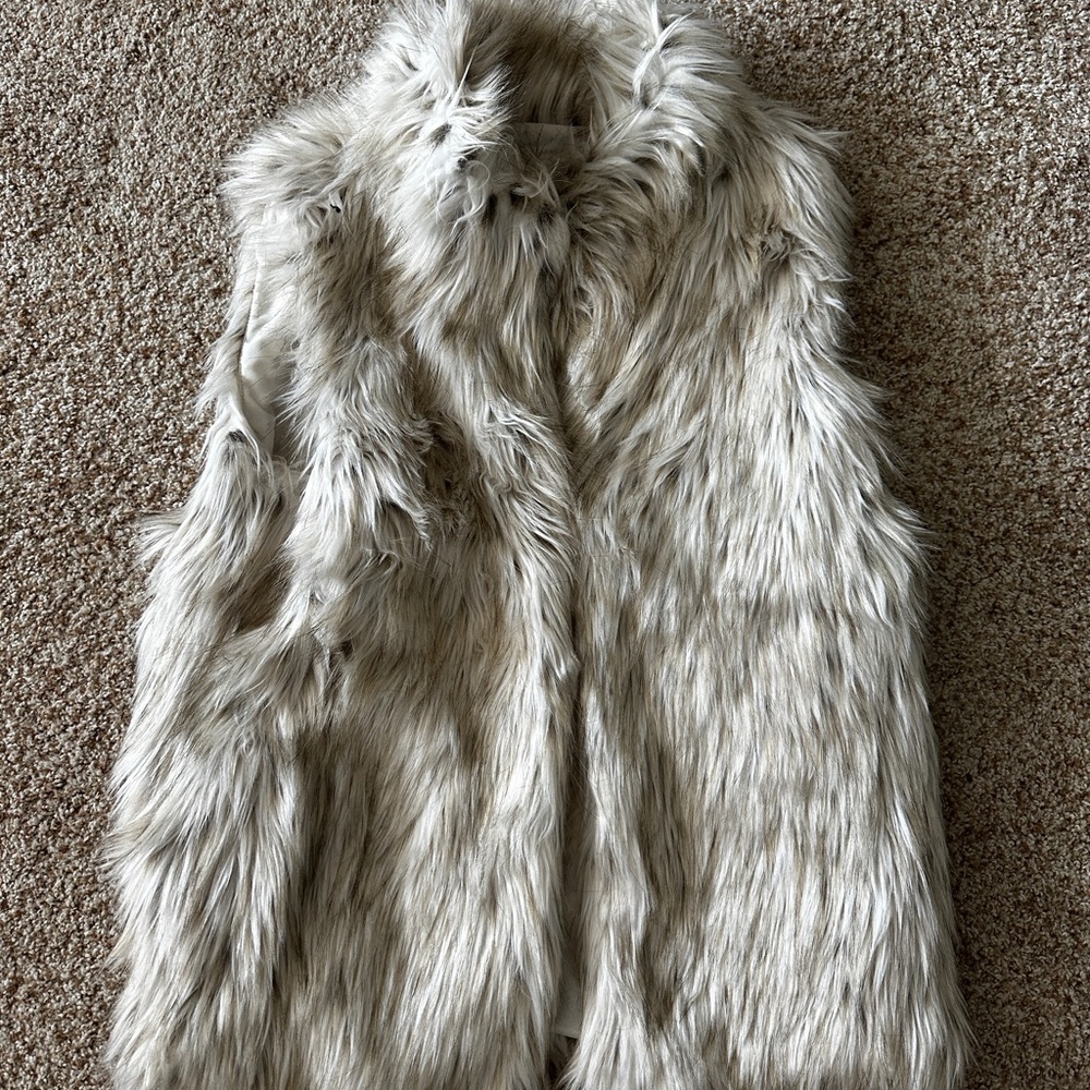 Beautiful faux fur vest - size small